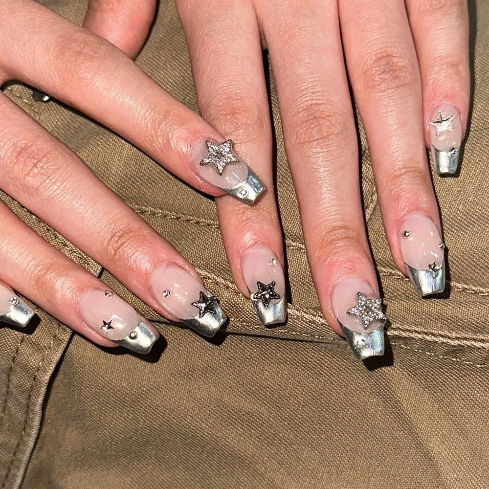 Frente de plata estrella francesa taladro de manicuras de venta en caliente transfronteriza dulce y fresco viento desgaste de uñas 24 piezas de parche de uñas image 1