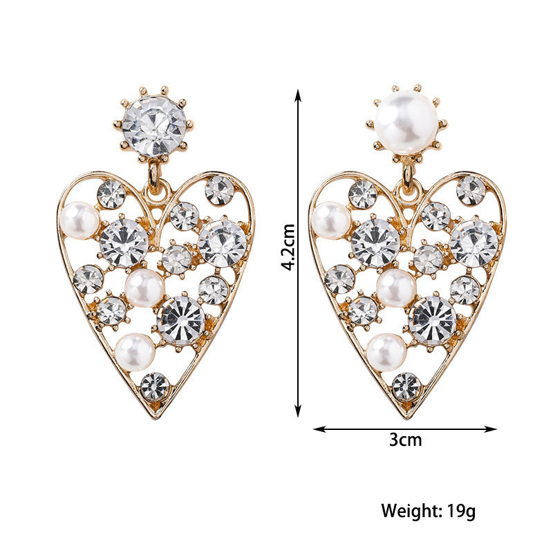 Pendientes De Aleación En Forma De Corazón Huecos Con Diamantes De Imitación De Perlas De Moda Al Por Mayor display picture 1