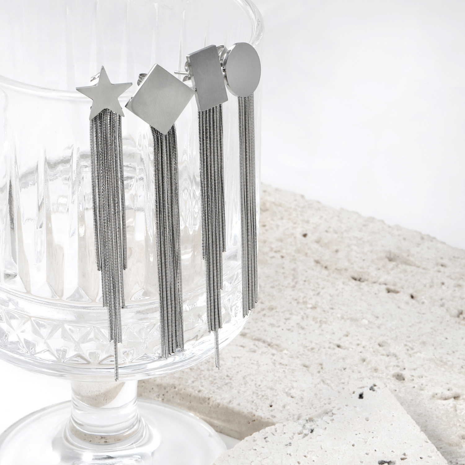 Pendientes europeos y americanos Luz de lujo de alta calidad larga cadena de acero inoxidable nicho retro geométrico transfronterizo especial borla pendientes