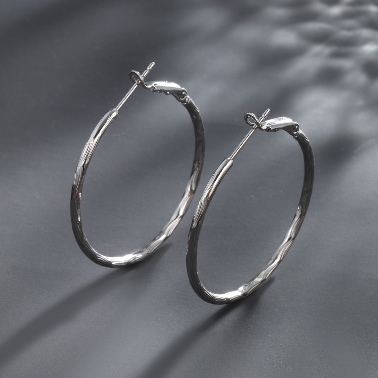 Xuping Jewelry Cobre Chapado en oro Flor de coche Círculo geométrico Pendientes exagerados Personalidad europea y americana Pendientes de alta gama Pendientes Mujeres