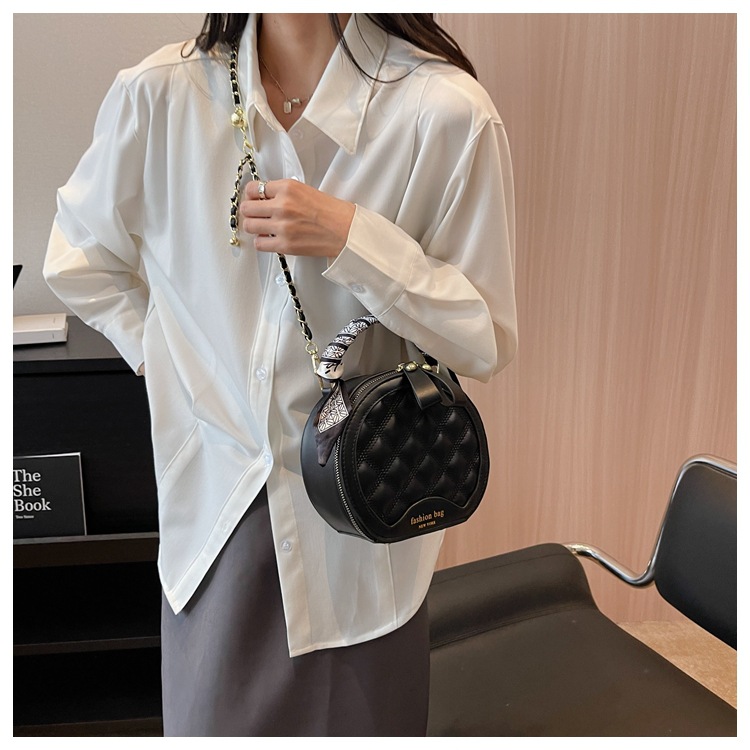 Kleine Tasche mit Diamantkette für Damen 2024 Frühjahr und Sommer beliebte neue Mode vielseitige Umhängetasche modische Handtasche kleine runde Tasche_voghion.com