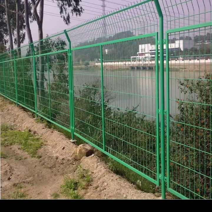 高速公路铁丝网水库鱼塘围栏圈地护栏网光伏防护用网水源地护栏网