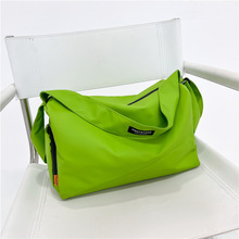 新款男士运动健身包女大容量防泼水轻便斜挎单肩包旅行包行李袋