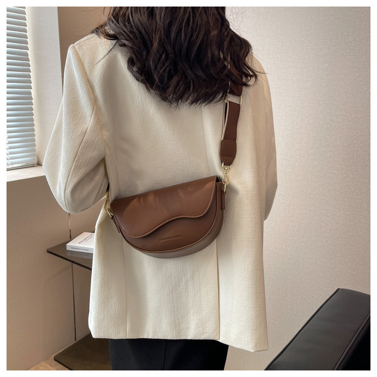 Damen 2024 Neue Mode Vielseitige Kleine Quadratische Hochwertige Internet Celebrity Live Broadcast Unterarm Satteltasche_voghion.com