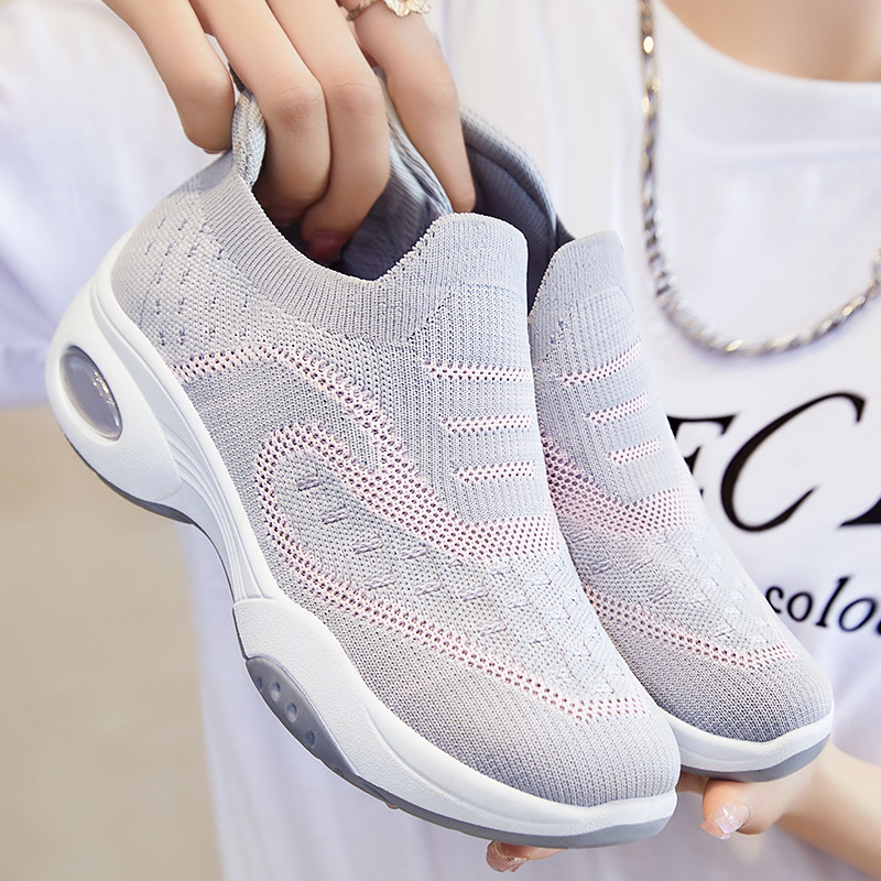 Zapatos de mujer para otoño, zapatos de mujer al por mayor para exportación, zapatos con suela blanda y amortiguación de aire, zapatos deportivos transpirables para mujer con diseño hueco.