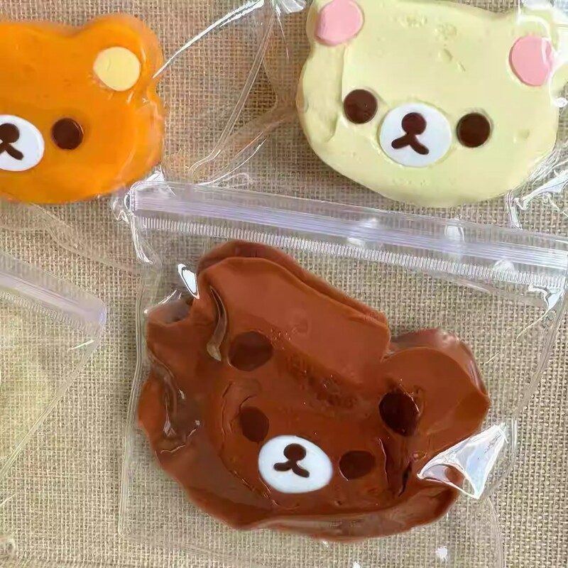 小紅の本は同じタイプの楽な熊の頭をつまんで食品級のシリコンのクリームの泥感をつまんでゆっくりとスプリングバックします。|undefined