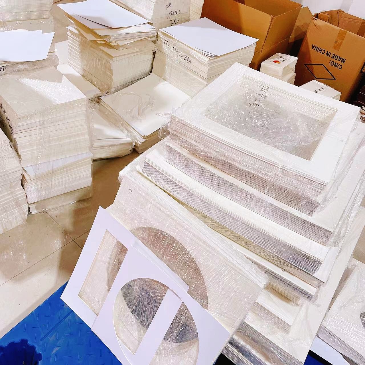 Square Chinese painting frame with hard cardstock lining, 38cm x 33cm, frame placed on a table, hanging on a wall, calligraphy and painting works, mounting paper 50.