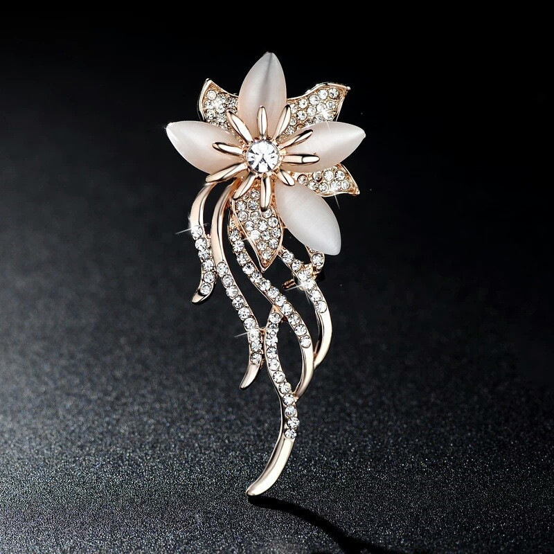 Broche élégante pour femme, en alliage incrusté de diamants, ornée d'une pierre œil-de-chat violette exquise. Accessoire raffiné pour un tailleur fleuri._voghion.com