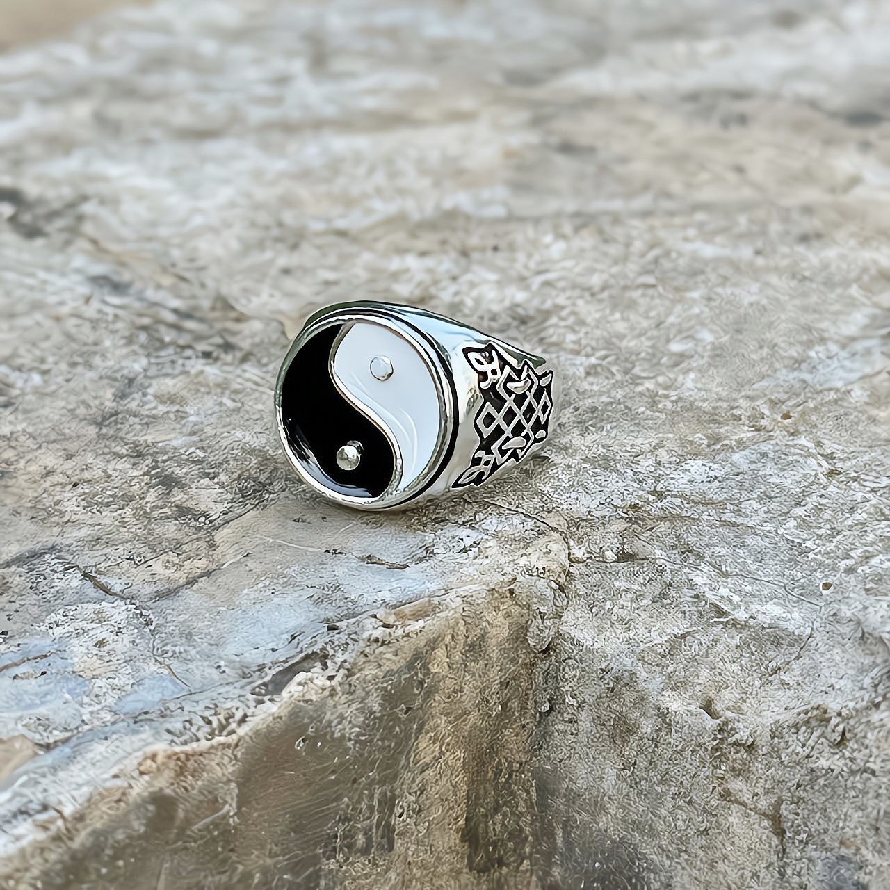 Cross-border European and American hot selling ancient silver black and white dripping Tai Chi ring gossip ring alloy men's jewelry factory wholesale