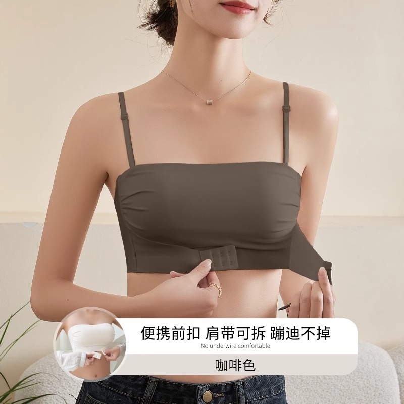 肩ひものない下着の女性は滑り止めの大きな胸を集めて、光を防ぎます。|undefined