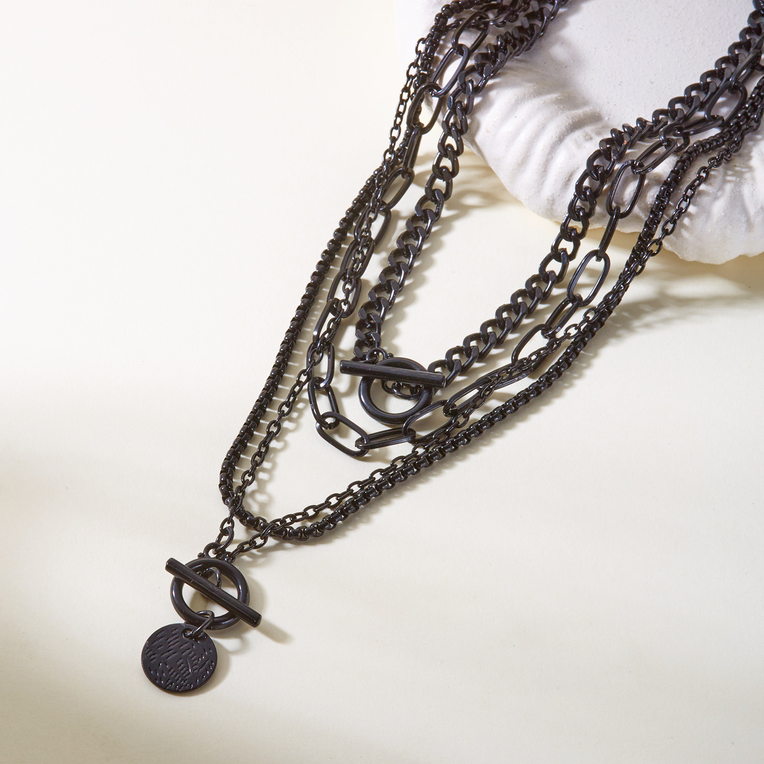 Mehrschichtige Halskette mit Herzanhänger für Damen, Schwarz, minimalistisches Design mit OT-Verschluss, modische elegante Halskette für Frauen, grenzüberschreitend
