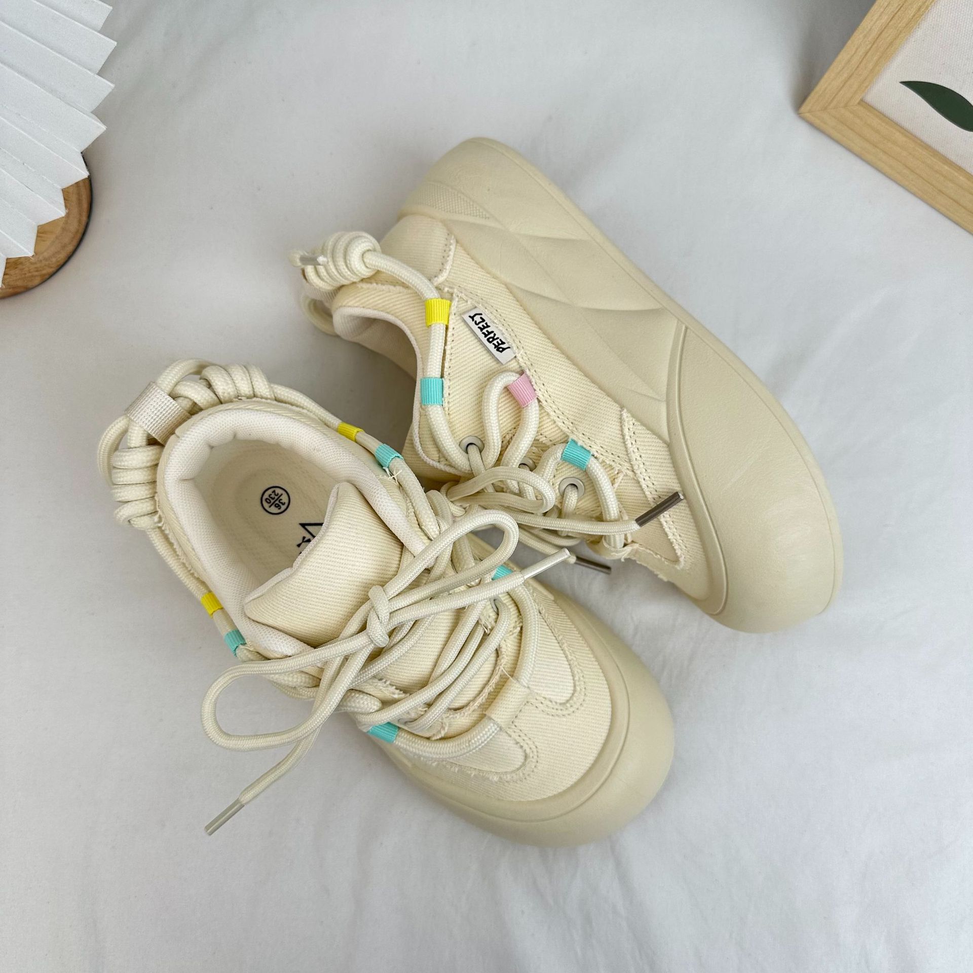 Zapatos de pan de fondo grueso de larga onda para mujeres 2024 otoño japonés coreano, zapatos de patineta de cabeza redonda, zapatos de lona