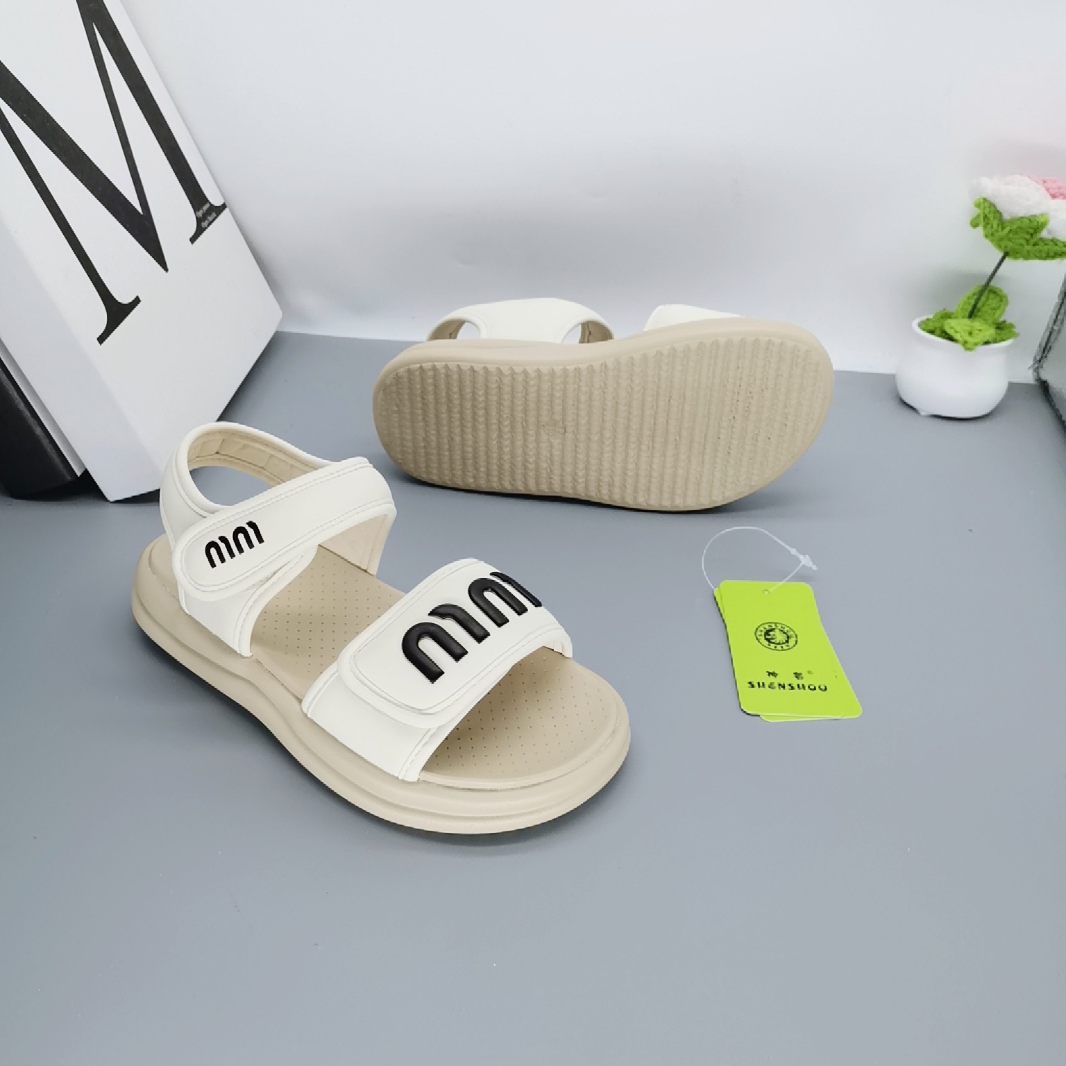 Verano estilo caliente 2025 sandalias retro mujer tesoro 8-13 años a través de la red zapatos casuales antideslizantes tendón de res zapatos de princesa zapatos de playa