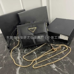P拉达2025新款三角标油蜡牛皮女士 斜挎包2M0513专供跨境高端品质