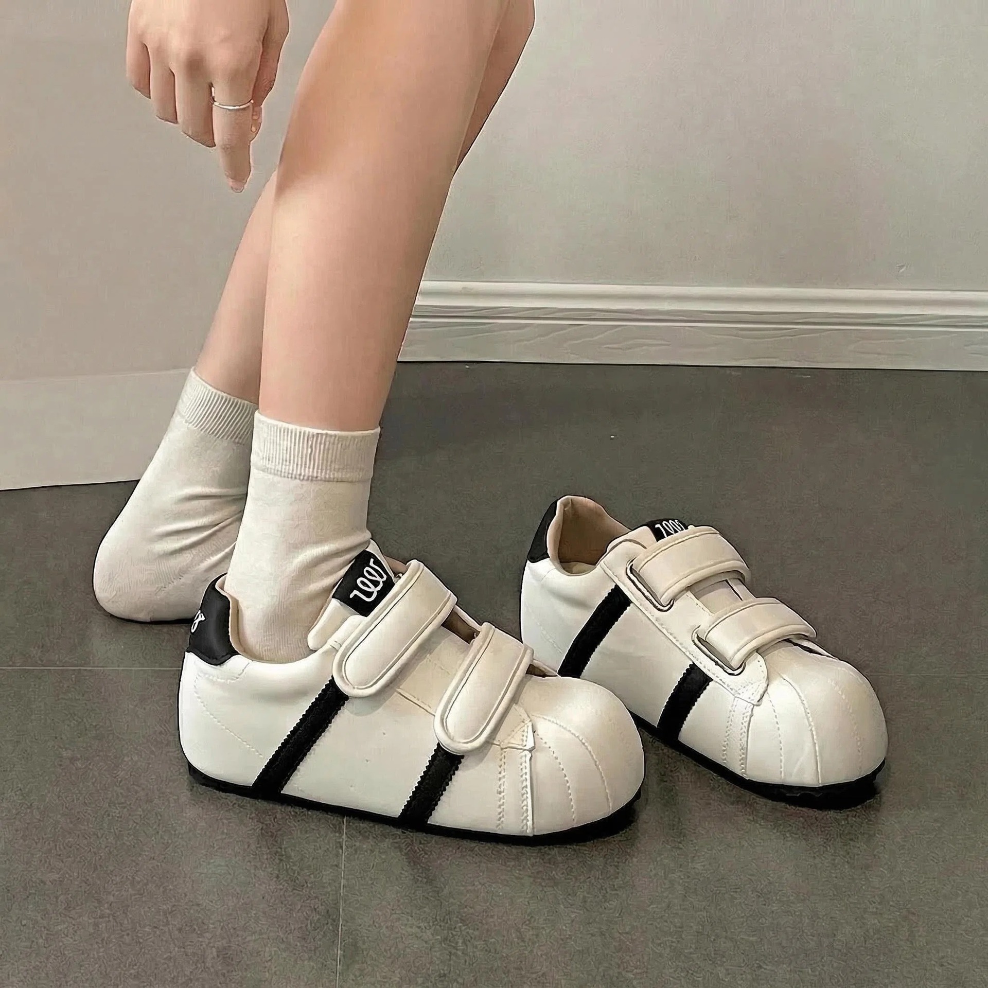 2026 primavera y otoño velcro cabeza grande zapatos de skate de pan de suela gruesa zapatos casuales transpirables zapatos blancos zapatos de mujer 2026 primavera image 3