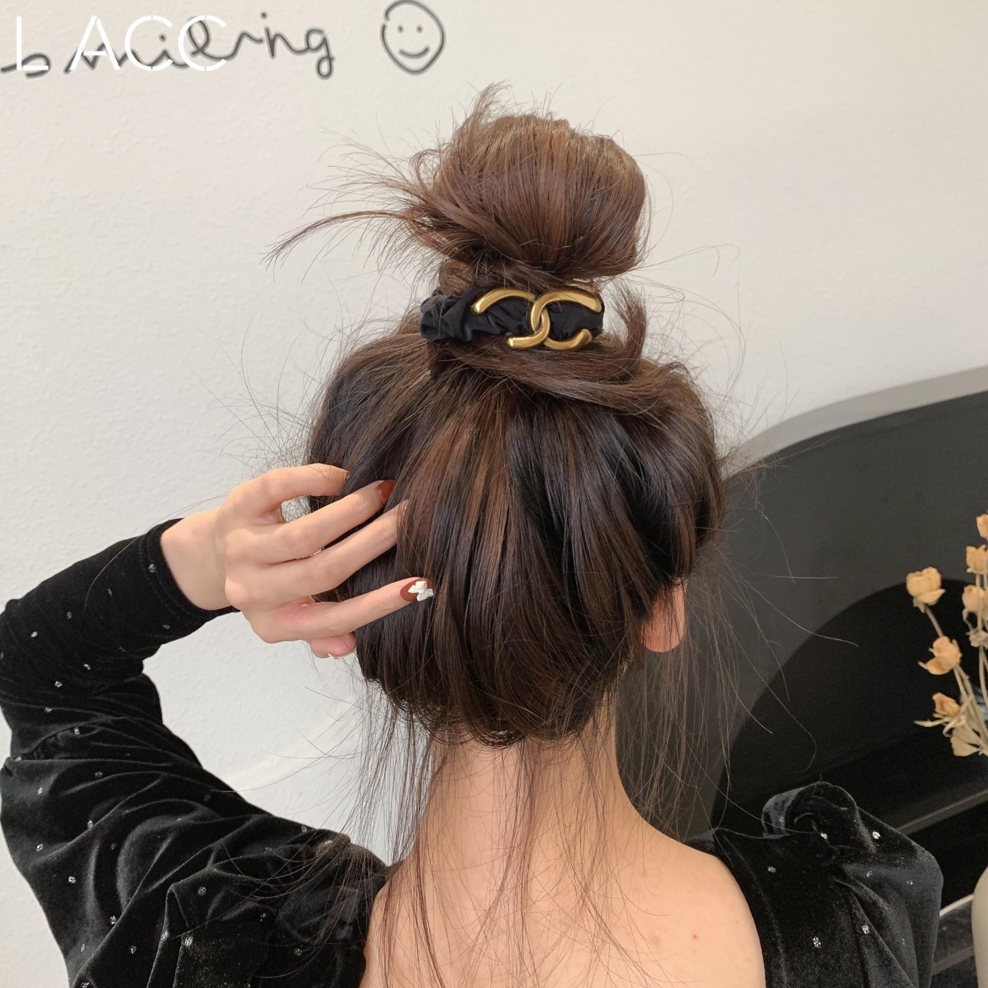 Anillo de cabello de metal simple red rojo 2022 nuevo temperamento atado cabello correa cabeza de cabello adornos de cabello cabeza de bola de mujer