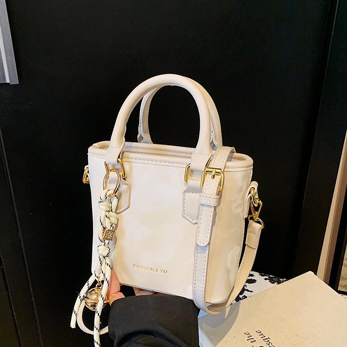 Bolso de mano popular ultra caliente para mujeres 2025 nuevo estilo versátil bolso de hombro casual simple de alto nivel nicho bolso de cubo