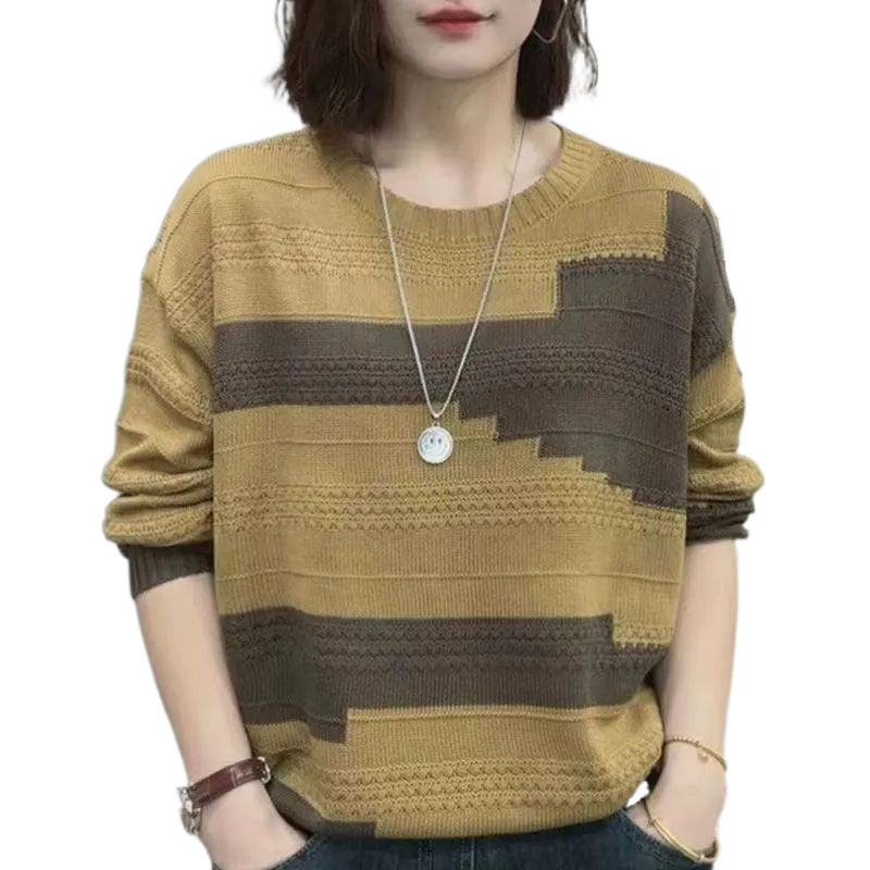 丸首のセーターは色の女性のファッションにぶつかって底をつなぎ合わせます。|undefined