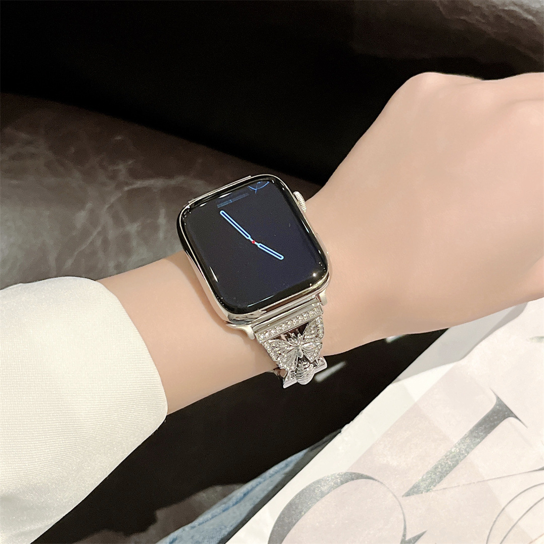 Suitable for Apple 8th generation watch strap Apple watch SE leather and bee jewelry style leather strap