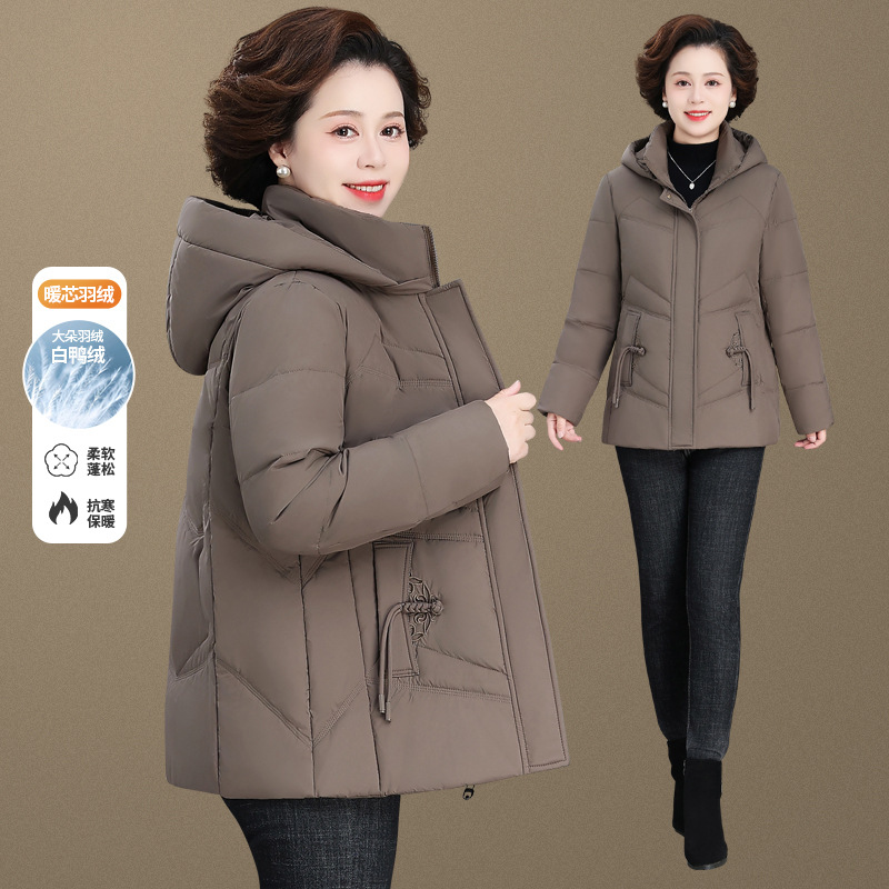 2024奶奶冬装新款羽绒服短款宽松加厚保暖鸭绒冬季妈妈中老年外套