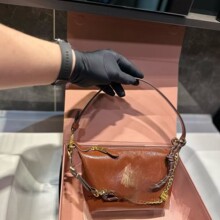 2025�¿�С��ײɫţƤ�_���K�OӋ�μ�а�����Ҹ��ͨ��б���Ů