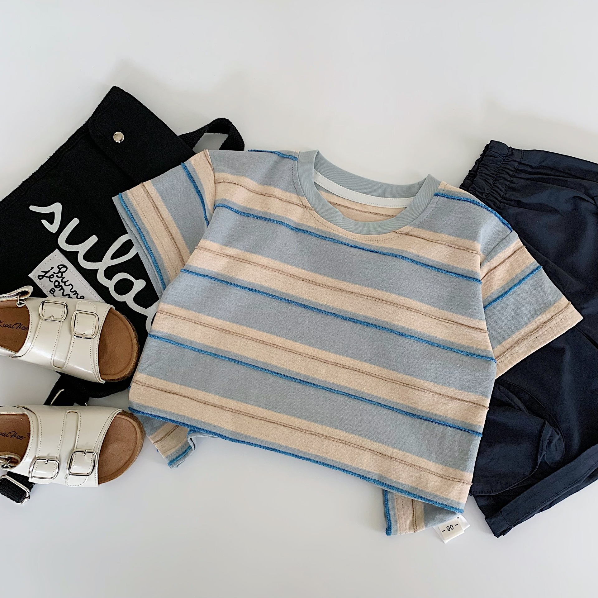 Camiseta de manga corta de verano para niños Maibao 2025 nuevo jersey a rayas para niños coreanos Huzhou Zhili una categoría de ropa para niños