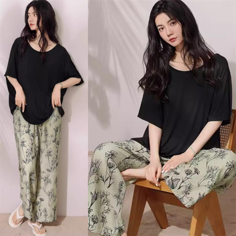 순수한 검은색 옷과 녹색 꽃무늬 바지가 짧고 길다