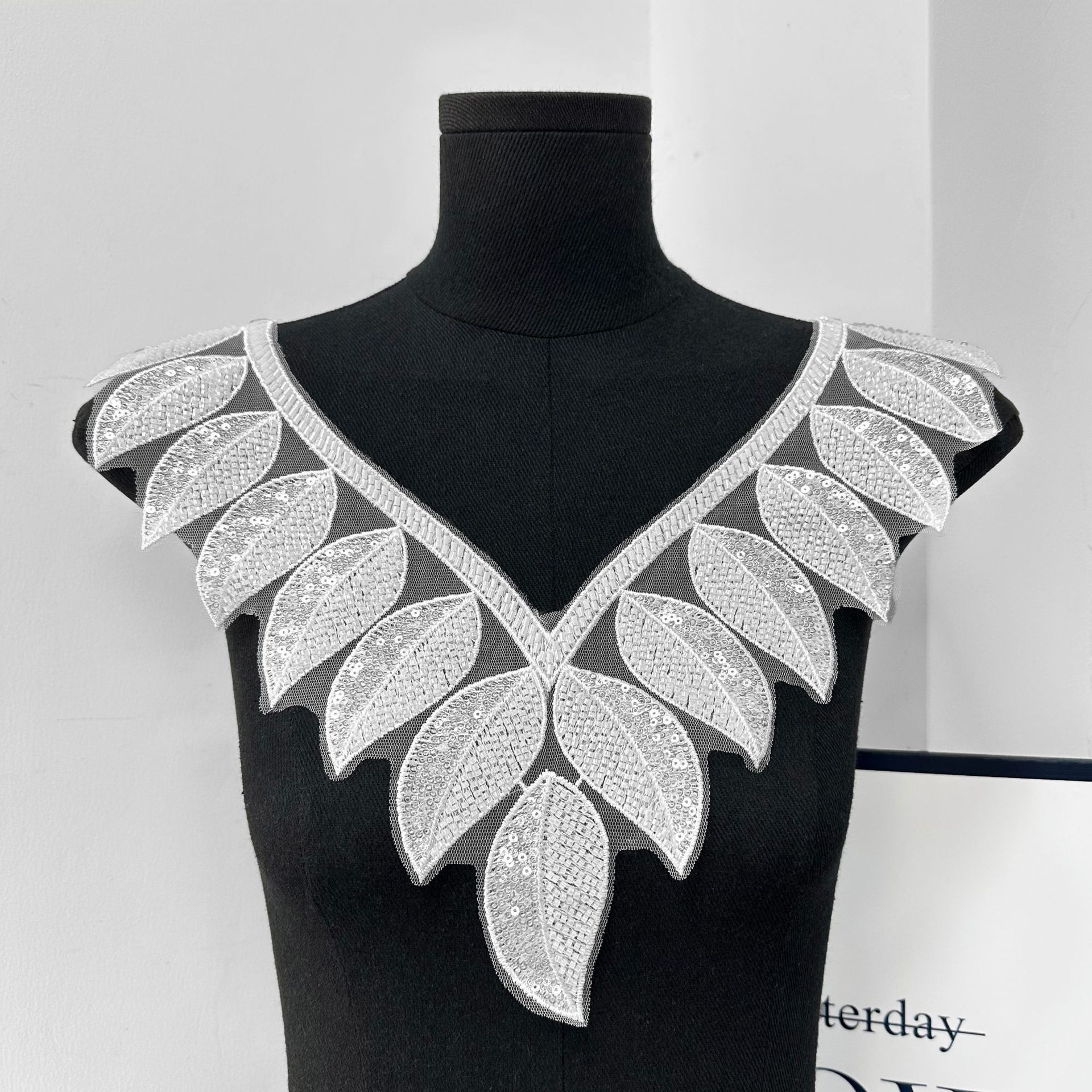Base blanca con decoración de cuello bordado con flores doradas, diseño de patrón tridimensional europeo y americano, accesorios de ropa DIY.