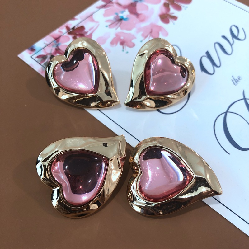 New Temperament Pink Love Stud Earrings Personality Fashion Retro Palace Style Ear Clip display picture 1