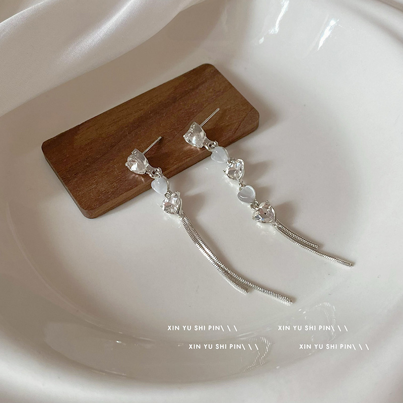 フランス式の清冷感の銀色の金属のイヤリングの真珠のドリルのフリンジデザイン感の耳飾りのファッションの高い顔の値の女性の耳飾り