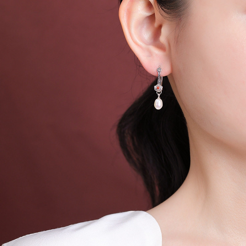 Bông tai móc bạc S925 đính ngọc trai nước ngọt họa tiết Ruyi may mắn — Một cặp