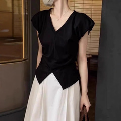 Vネック半袖の肩のtシャツの女性の夏の2025新型の修身はやせています。
