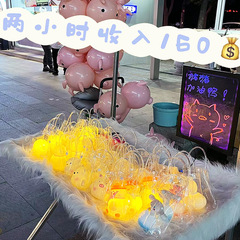 七夕の小さいプレゼントの公園は露店を出してネットの赤い爆発のおもちゃの夜市の発光の露店を出します。