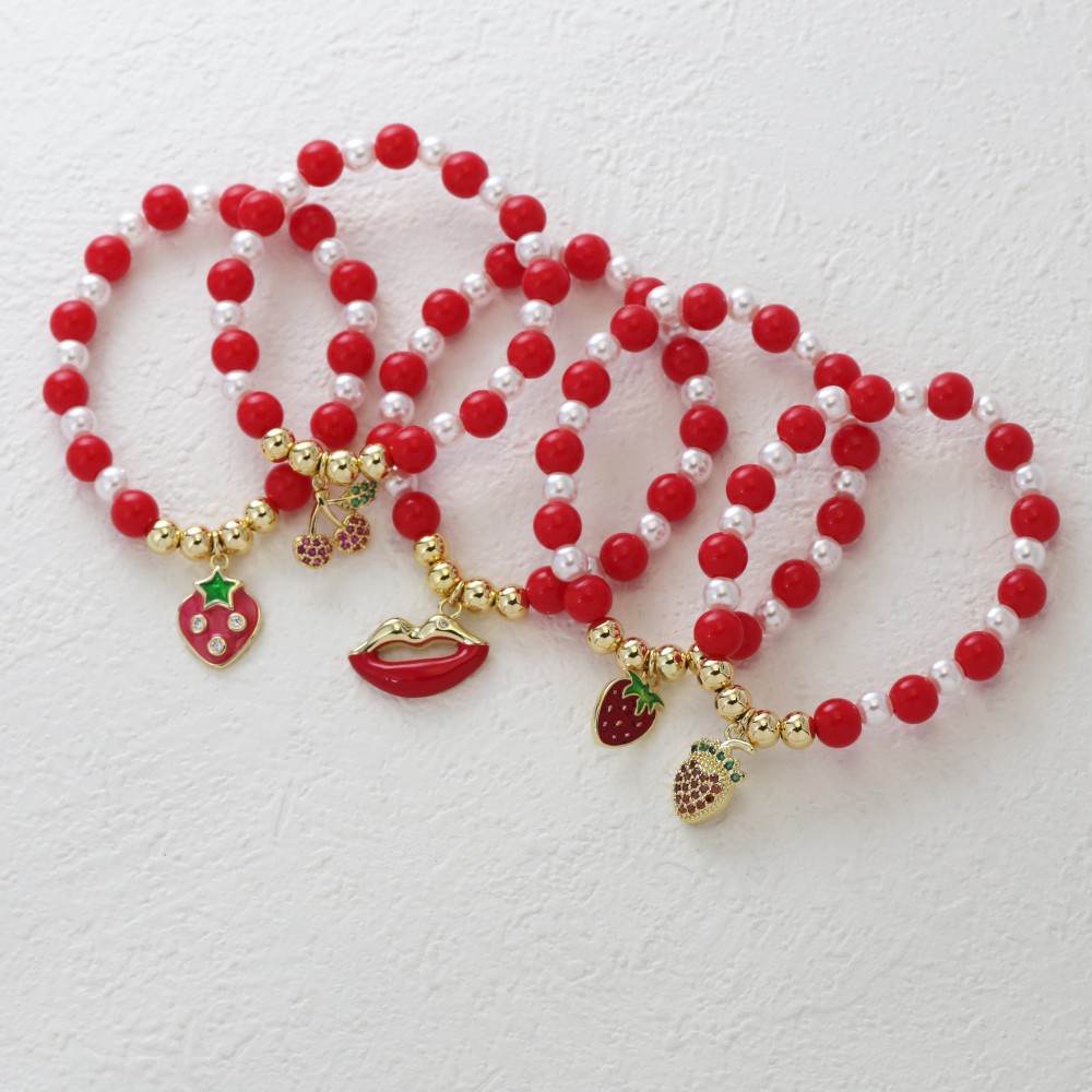 Pulsera con labios, perla y fresa esmaltados