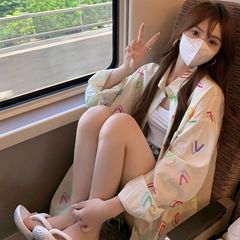 カラーアルファベットプリント長袖日焼け止めシャツコート女性夏の中では、ゆったりとしたカジュアルシャツが国境を越えている