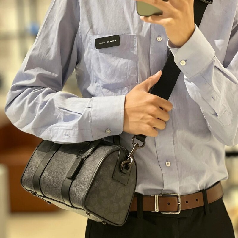 2025 New Men's Gotham24 Luggage Bag, Hand-Held Crossbody Bag, Retro Coated Monogram Boston Pillow Bag 2025 New Men's Gotham24 Luggage Bag, Hand-Held Crossbody Bag, Retro Coated Monogram Boston Pillow Bag
