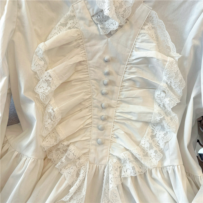 Vêtements pour femmes - Chemisier blanc à manches cloche et col en V à volants - Style romantique français - Haut tendance et jeune_voghion.com