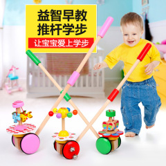 子供の手で飛行機を押して、おもちゃの赤ちゃんを押します。