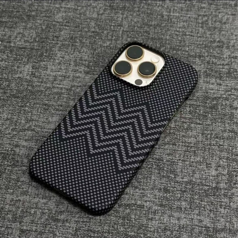适用iPhone18Promax凯夫拉纹磁吸手机壳苹果17碳纤维纹半包保护套