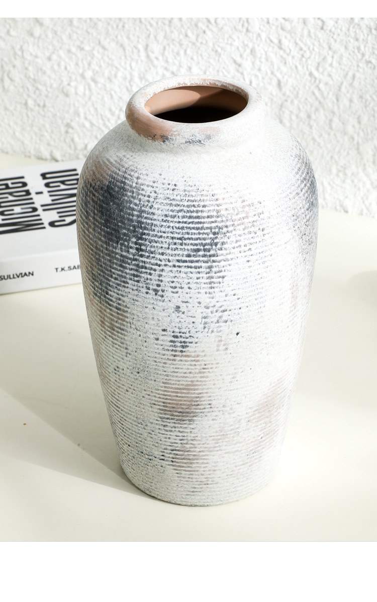 Vintage keramikvas i wabi-sabi stil för vardagsrumsdekoration_voghion.com