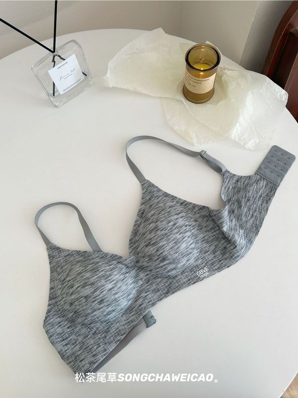 小胸は大きくて、跡がなくて、下着の女性の快適な裸感を引き出します。|undefined