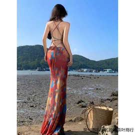 海边度假风趣味印花吊带连衣裙女夏季新款收腰显瘦性感露背长裙子