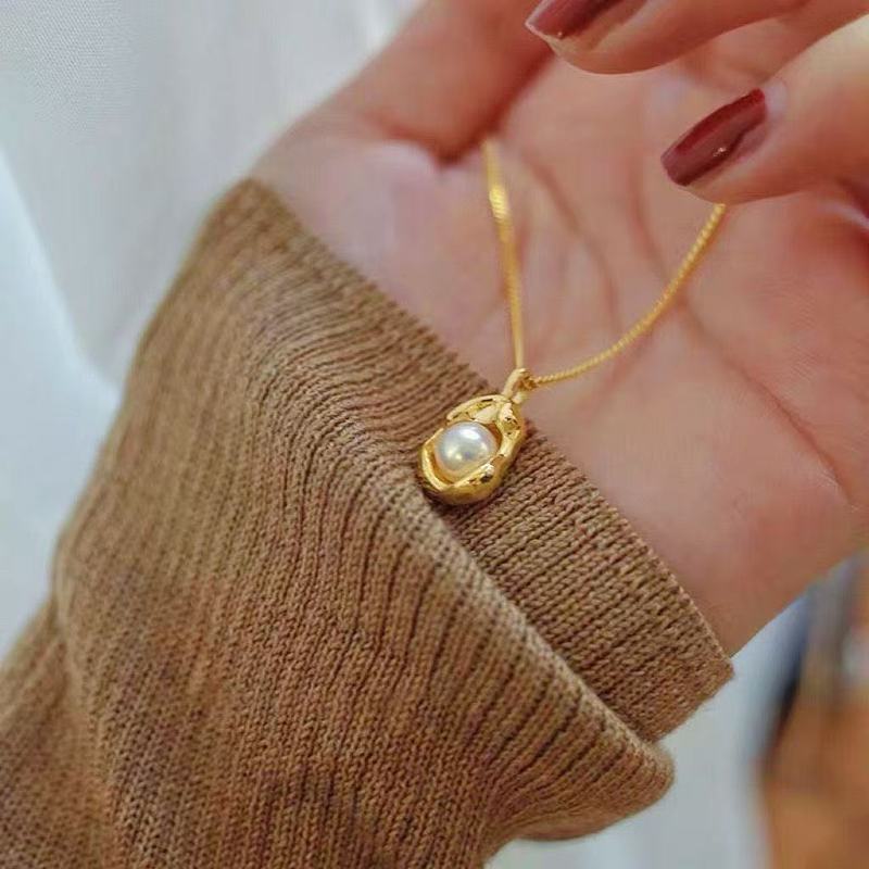 女性用クロスボーダー重ね着ゴールデンビーンズネックレス、秋の二層セーターチェーン、冬のニッチコールドスタイル鎖骨チェーンネックレス|undefined