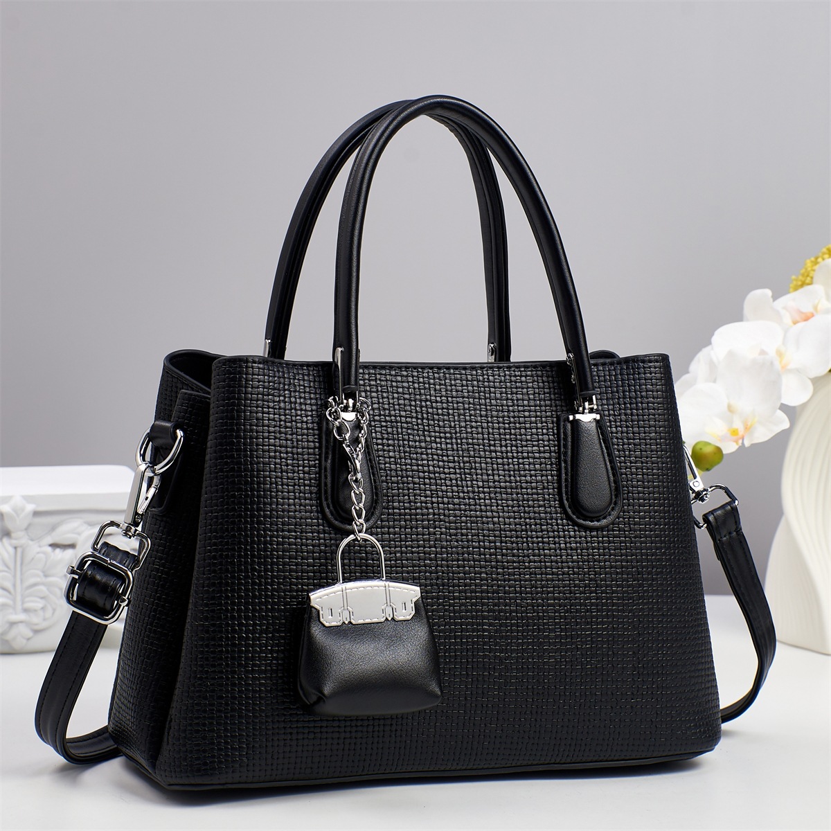 Bolso bandolera de un solo hombro bolso femenino 2025 nuevo bolso cuadrado portátil de mediana edad de moda para damas de cercanías