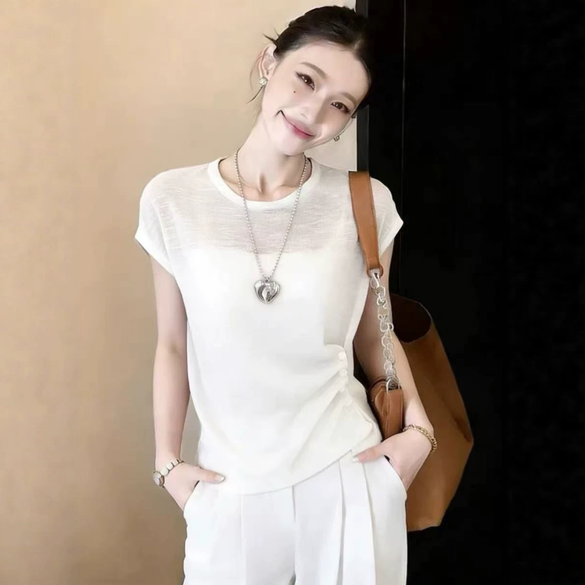 Áo thun nữ cổ tròn tay ngắn thiết kế nút bên cạnh và nếp gấp — trắng chi tiết 1