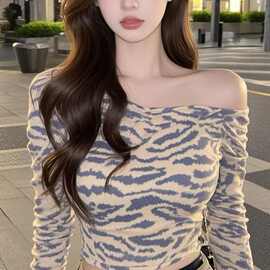 纯欲辣妹风豹纹斜领长袖打底衫女秋季新款气质修身显瘦百搭上衣