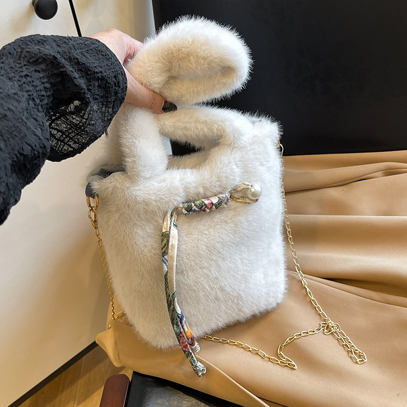 New plush with fashionable niche design, simple shoulder bag, Korean style artistic and casual versatile crossbody bag_voghion.com