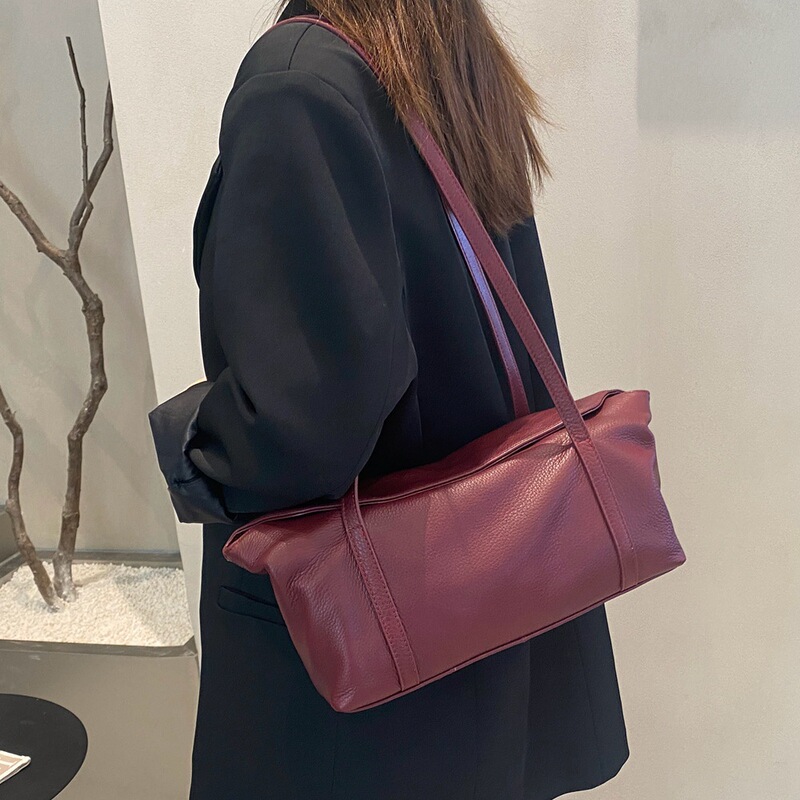 トップ牛革は自然に脇に落ちて高級な質感の女性バッグを包んでいます。|undefined