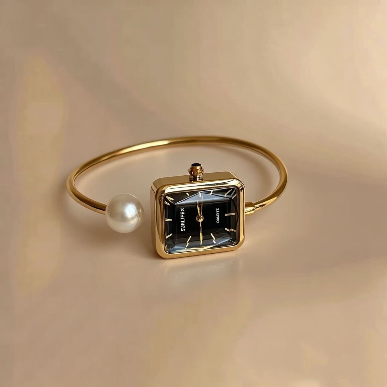 Black dial gold bracelet-s1609d