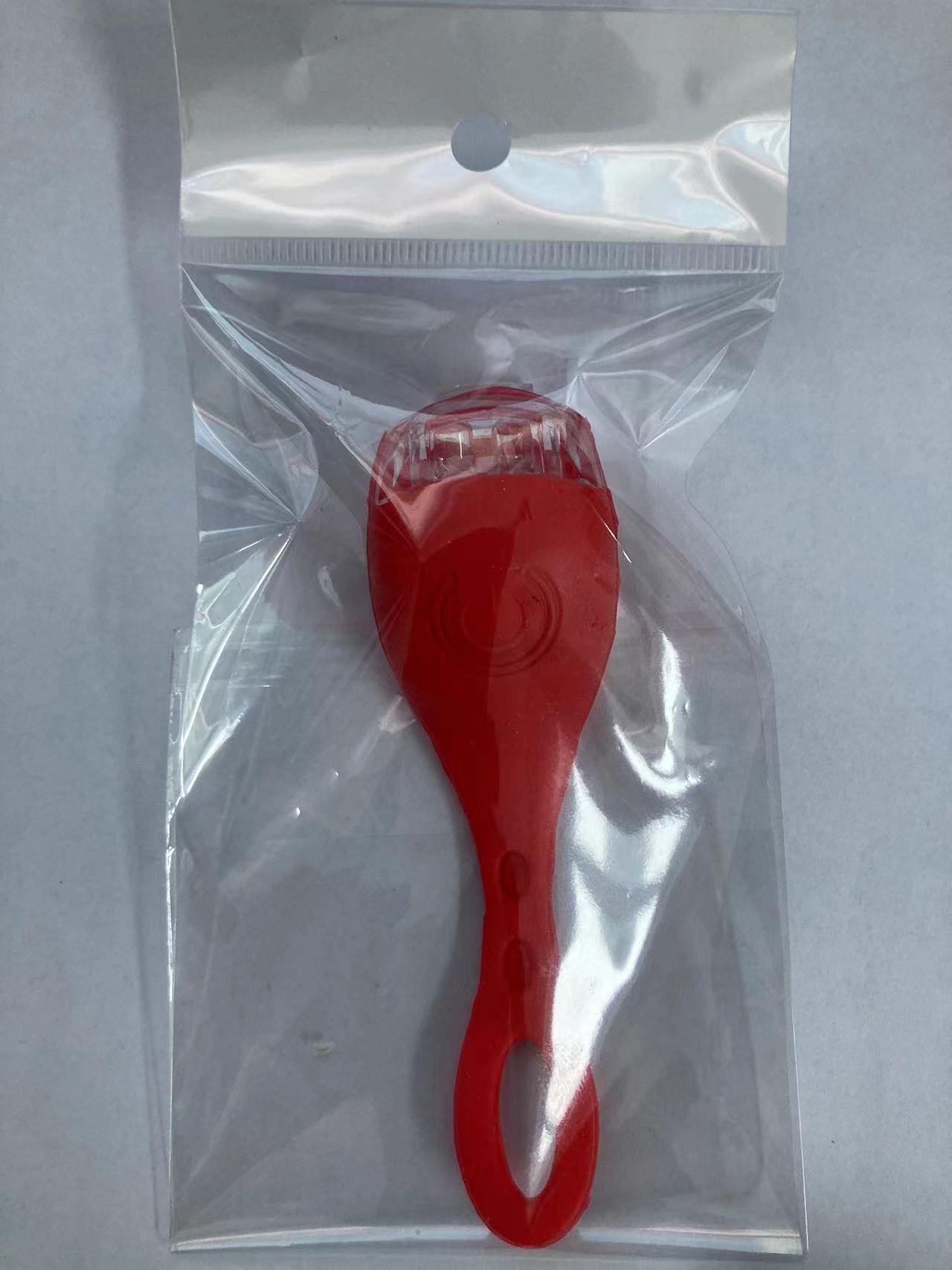Fábrica de luces para bicicletas produce luces traseras con sensor de silicona para ciclismo, empaquetadas en bolsas OPP, admite procesamiento de lotes pequeños.